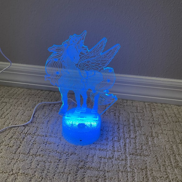 Unicorn night light multi color with remote - Picture 3 of 4